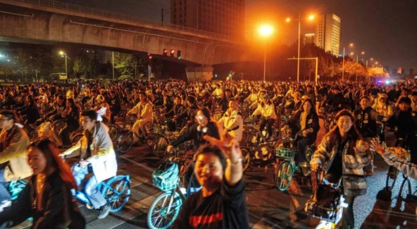 Thousands cycle in search of soup dumplings in China, block traffic