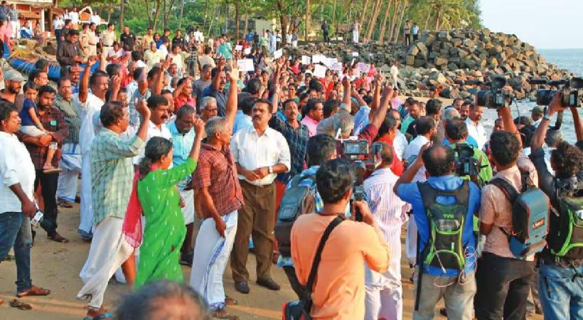 Munambam protesters against government in tax issue