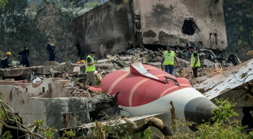 Boeing says fuel switch locks are completely safe