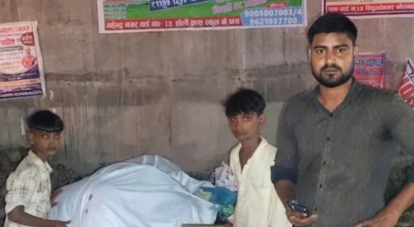 Heart-Wrenching Image 2 Children With Their Father's Body On Cart